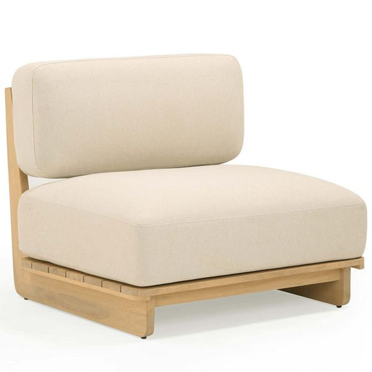 Sofa tapicerowana o zaokraglonej formie z prostym detalem w odcieniu bezu