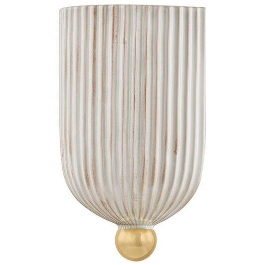 Lampa wiszaca o prostej sylwetce z wyraznym zarysem w odcieniu bieli